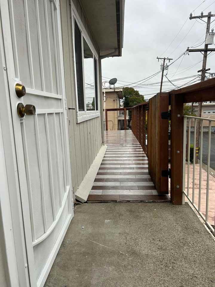 50-52 50-52 Mission Lane  - 52 Mission Lane-Upstairs - Photo 2 of 8