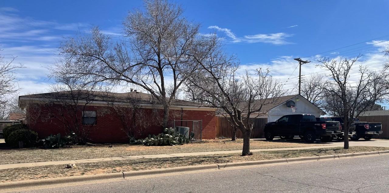 4831 9th St - Photo 3 of 4