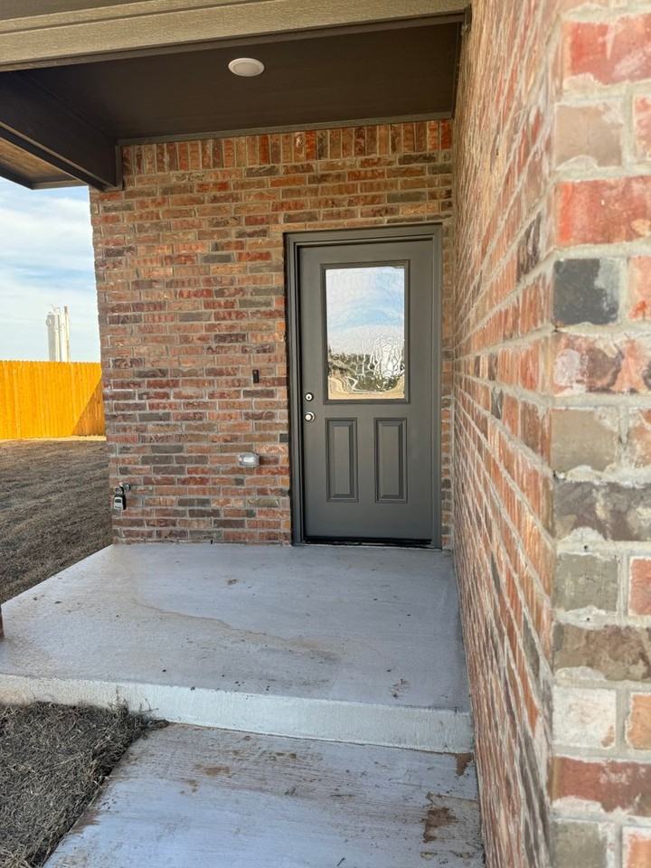 1332 Brooks Dr - Photo 2 of 39