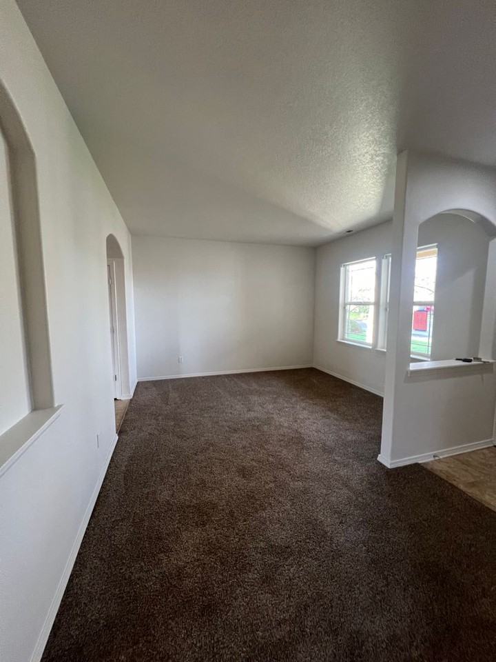 685 Murin Street - Photo 4 of 16