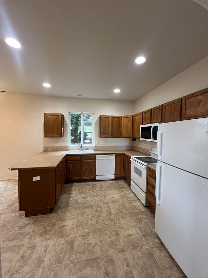 685 Murin Street - Photo 5 of 16