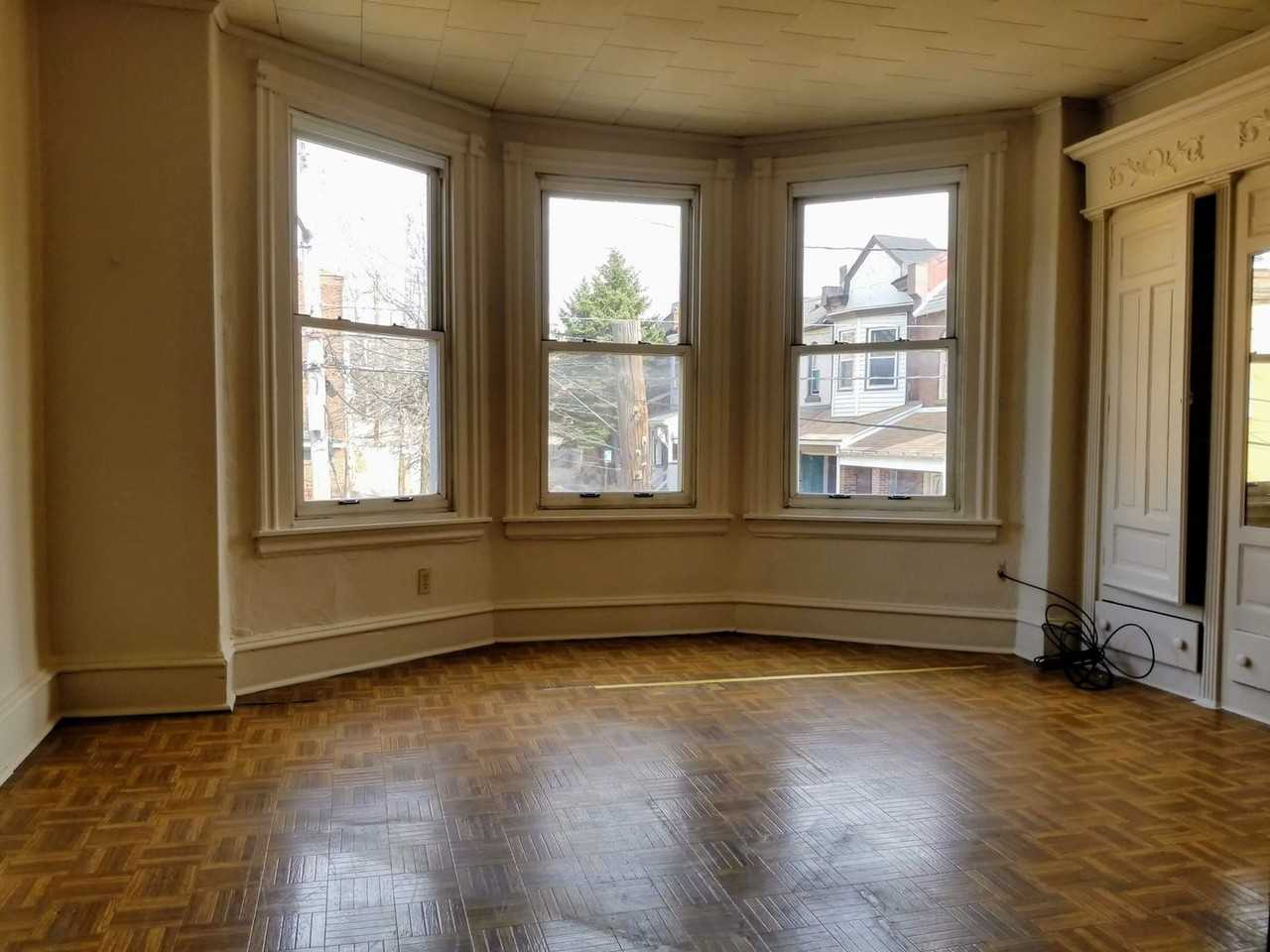 358 Lawn St - Photo 5 of 10