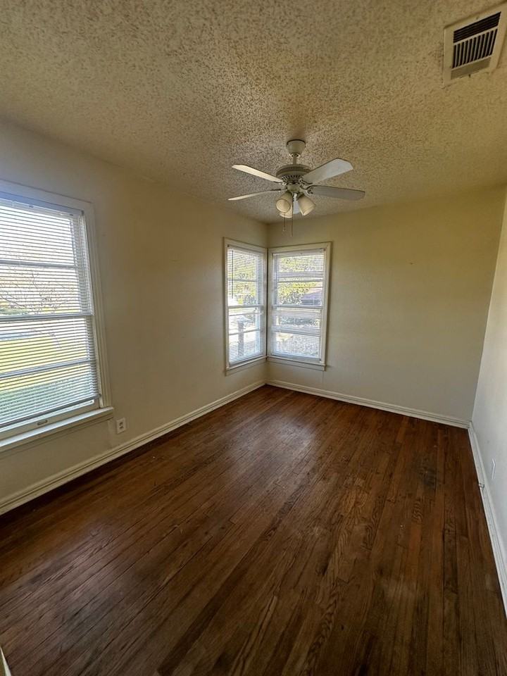 4621 Houghton Ave - Photo 5 of 24