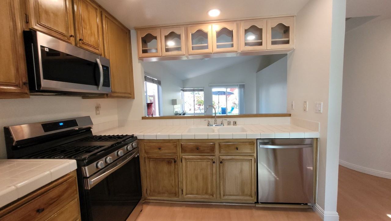 821 Southshore Dr - Photo 2 of 23