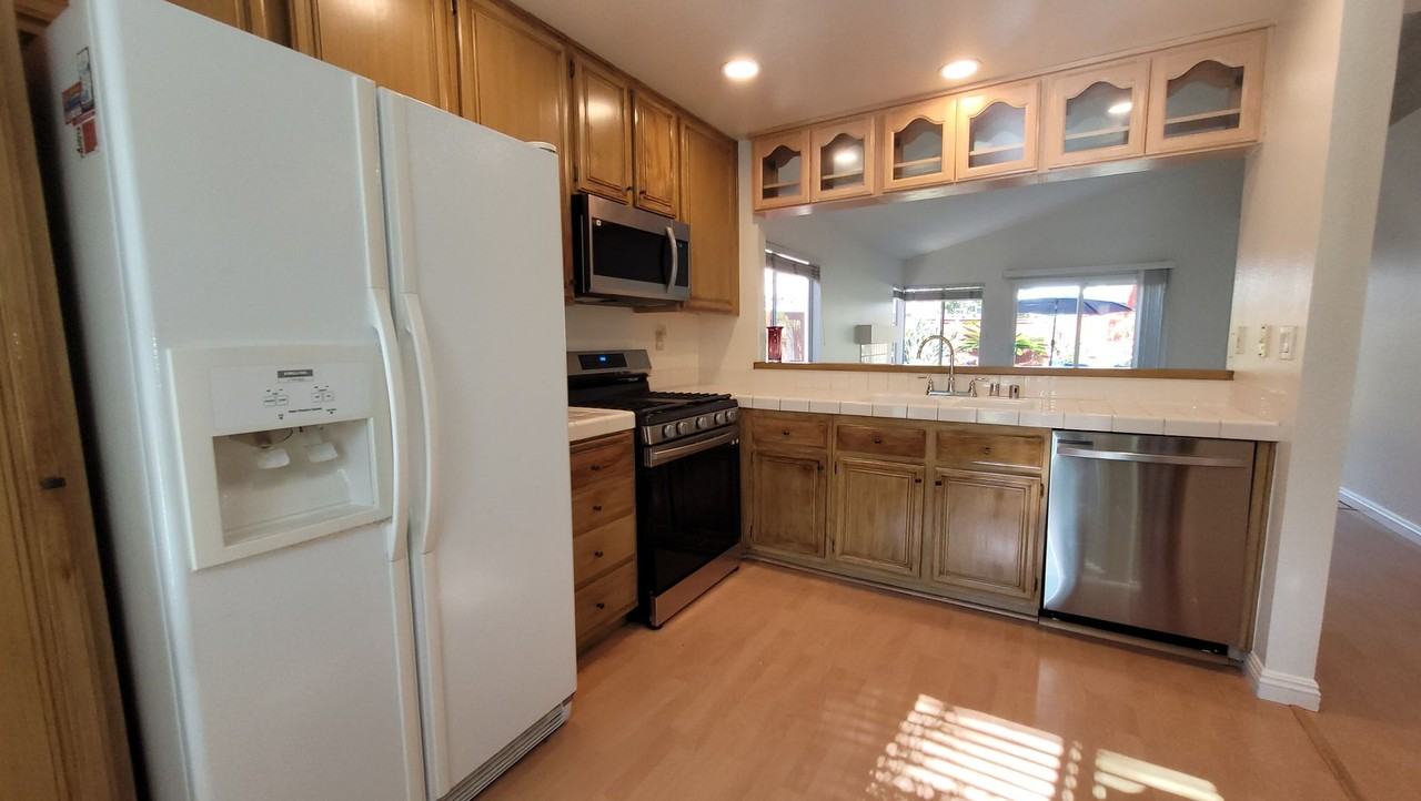 821 Southshore Dr - Photo 3 of 23