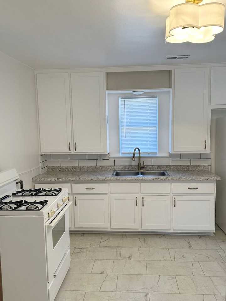 1707 W Dale St - Photo 4 of 11