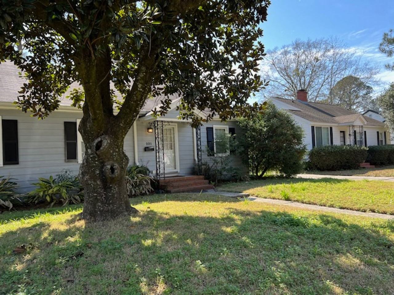 221 Columbus Dr - Photo 2 of 12