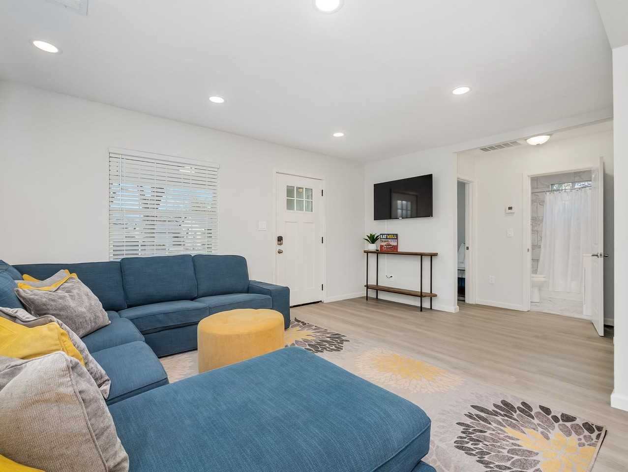 2020 N Adoline Ave - Photo 3 of 11