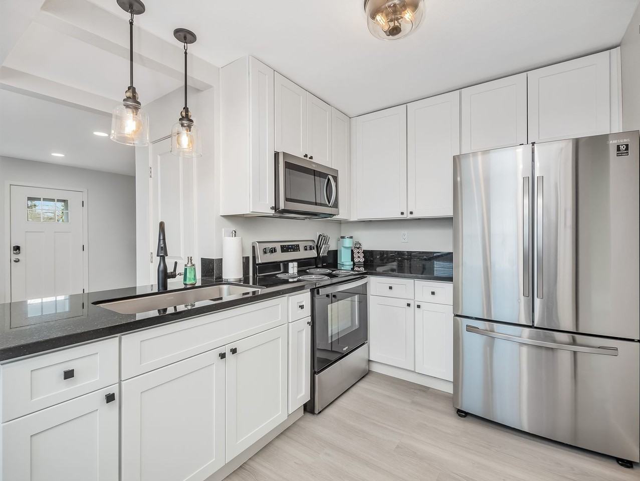 2020 N Adoline Ave - Photo 5 of 11