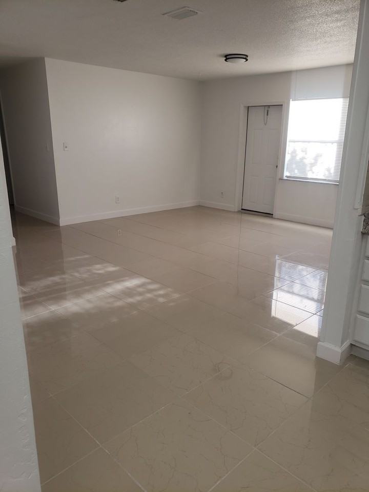 940 Lockhart St - Photo 2 of 27