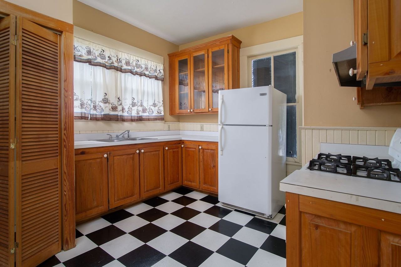 1211 Holly St - Photo 6 of 9