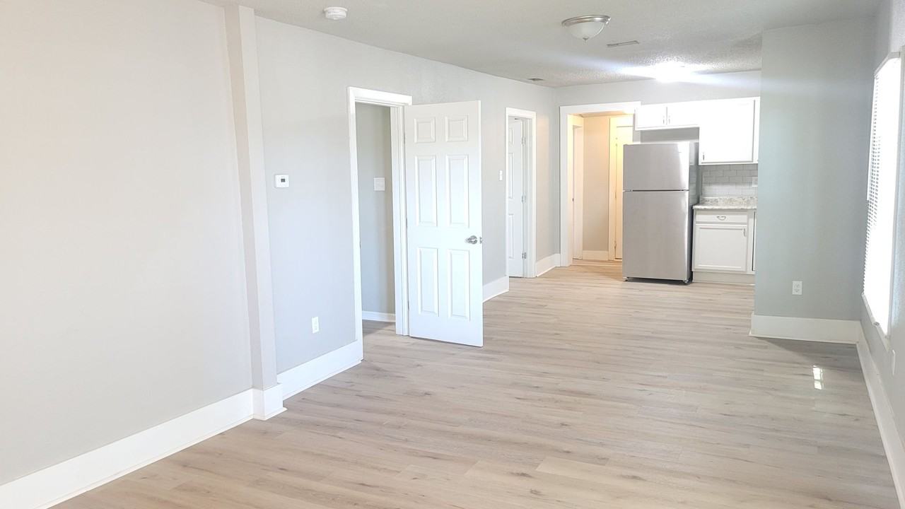 240 E Dickens St #85M - Photo 3 of 39