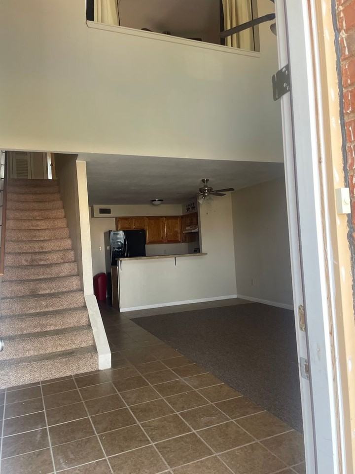 921 Bruce Way - Photo 2 of 12