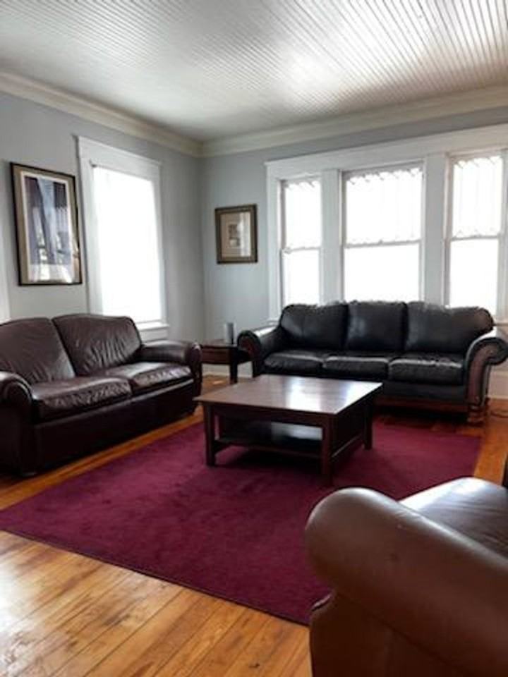 619 Queen St - Photo 3 of 11