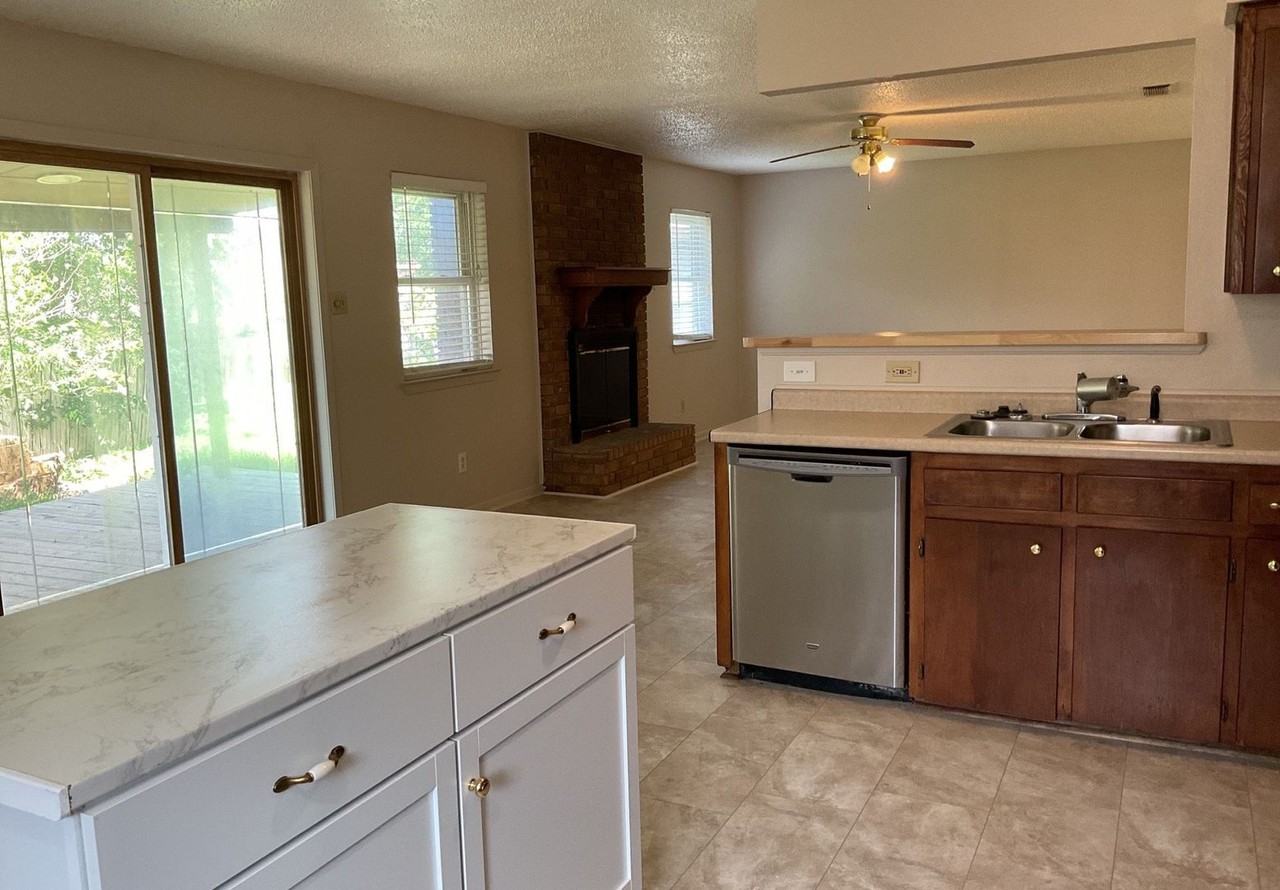 421 Carothers St - Photo 3 of 19