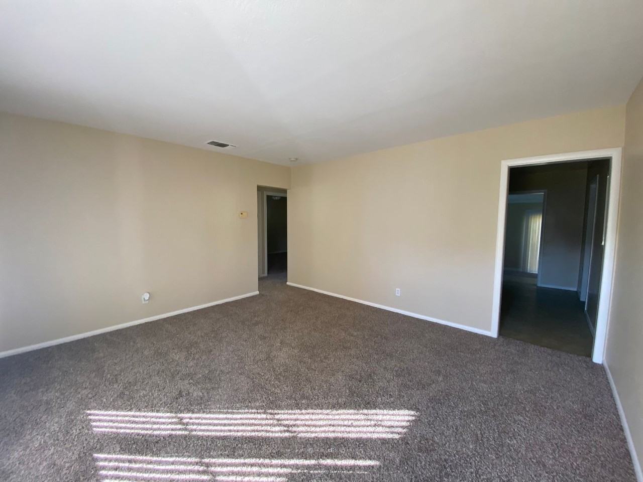 1037 Shearer St - Photo 3 of 18