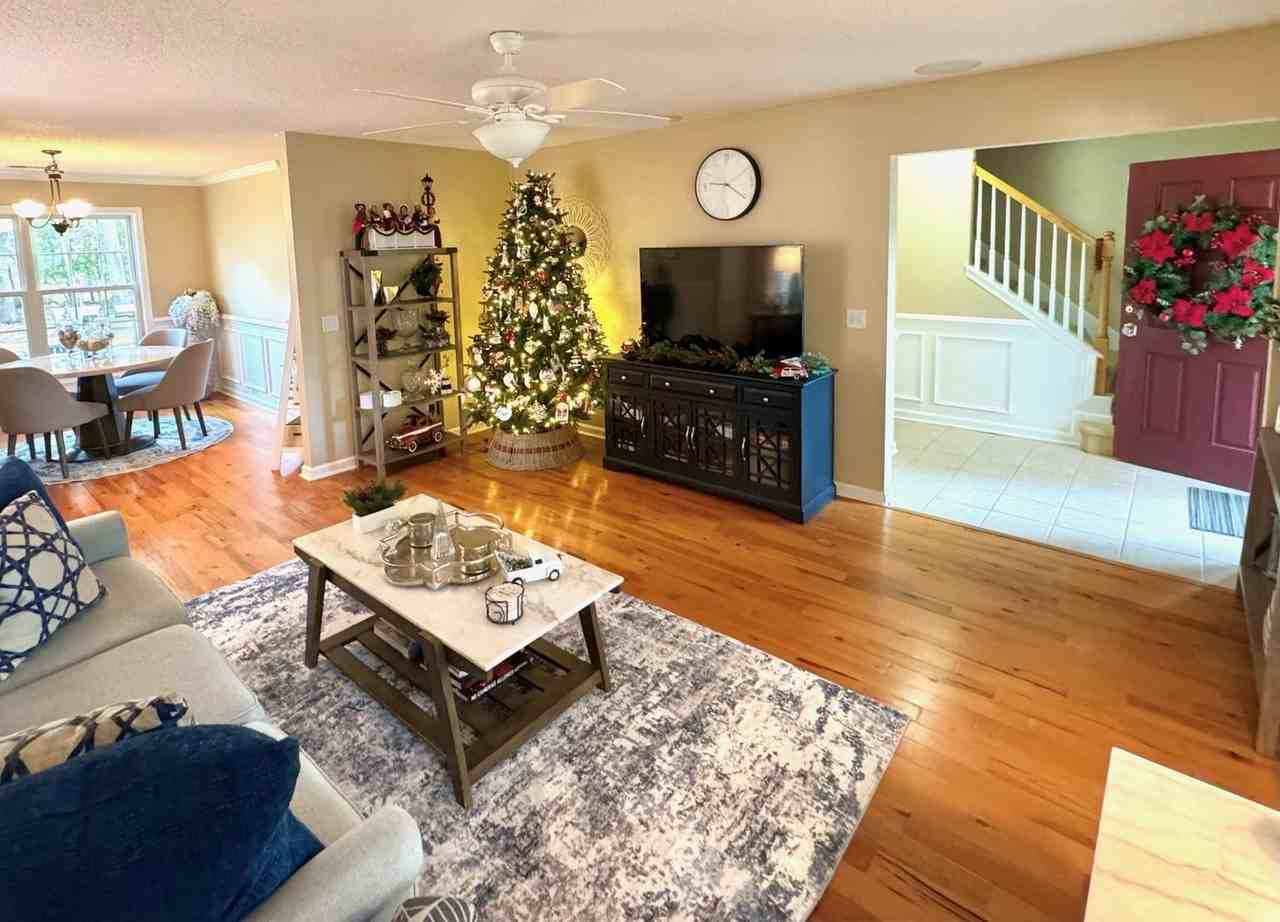 326 Mill Pond Rd - Photo 4 of 18