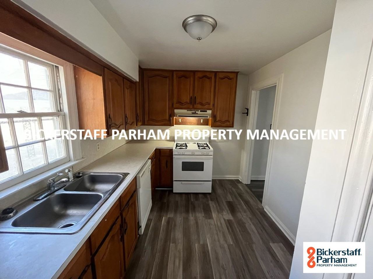 1919 43rd St - Photo 4 of 17