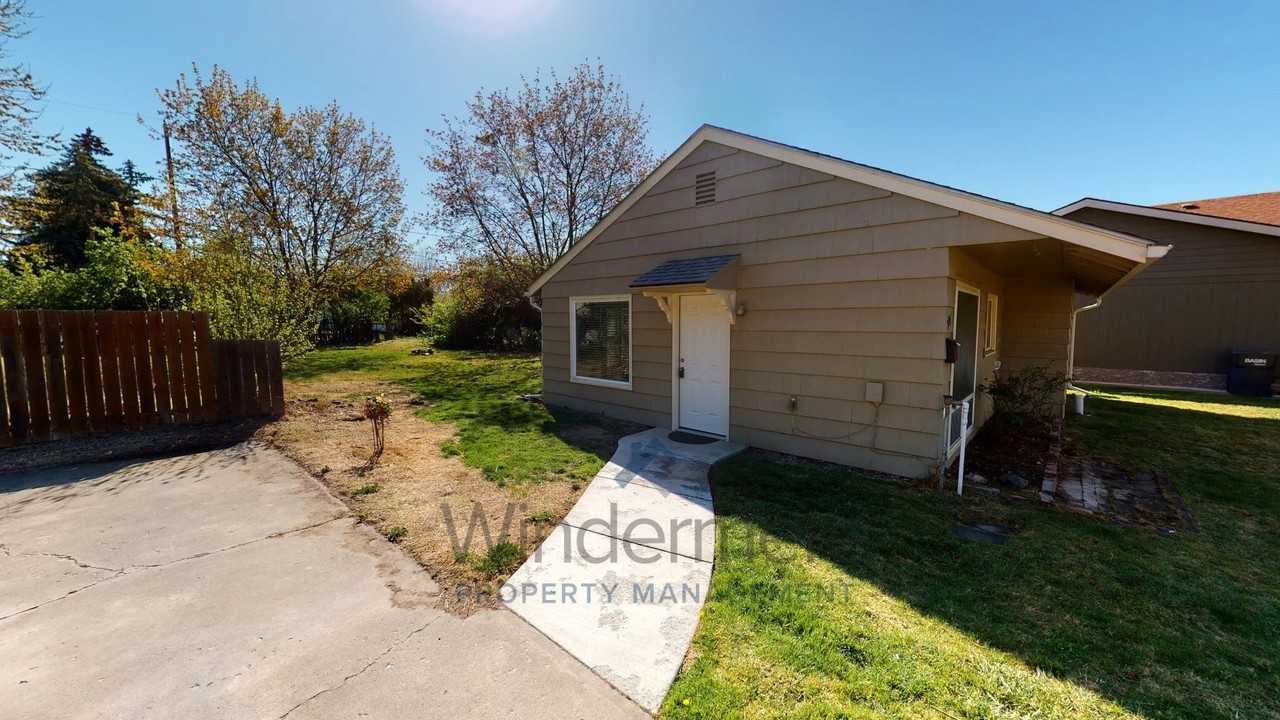 124 Ne Ash Ave - Photo 2 of 11