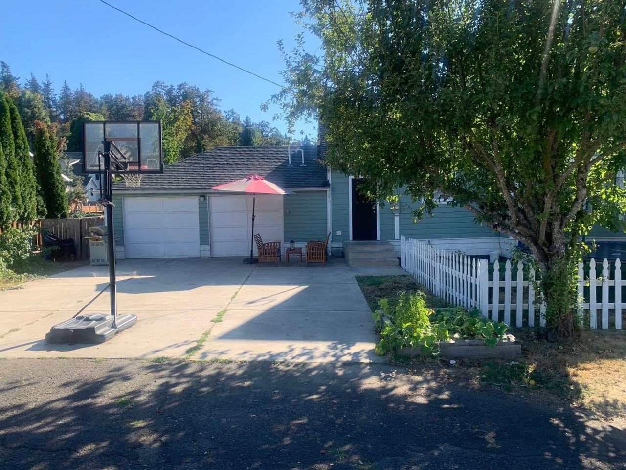 122 Center St - Photo 2 of 22