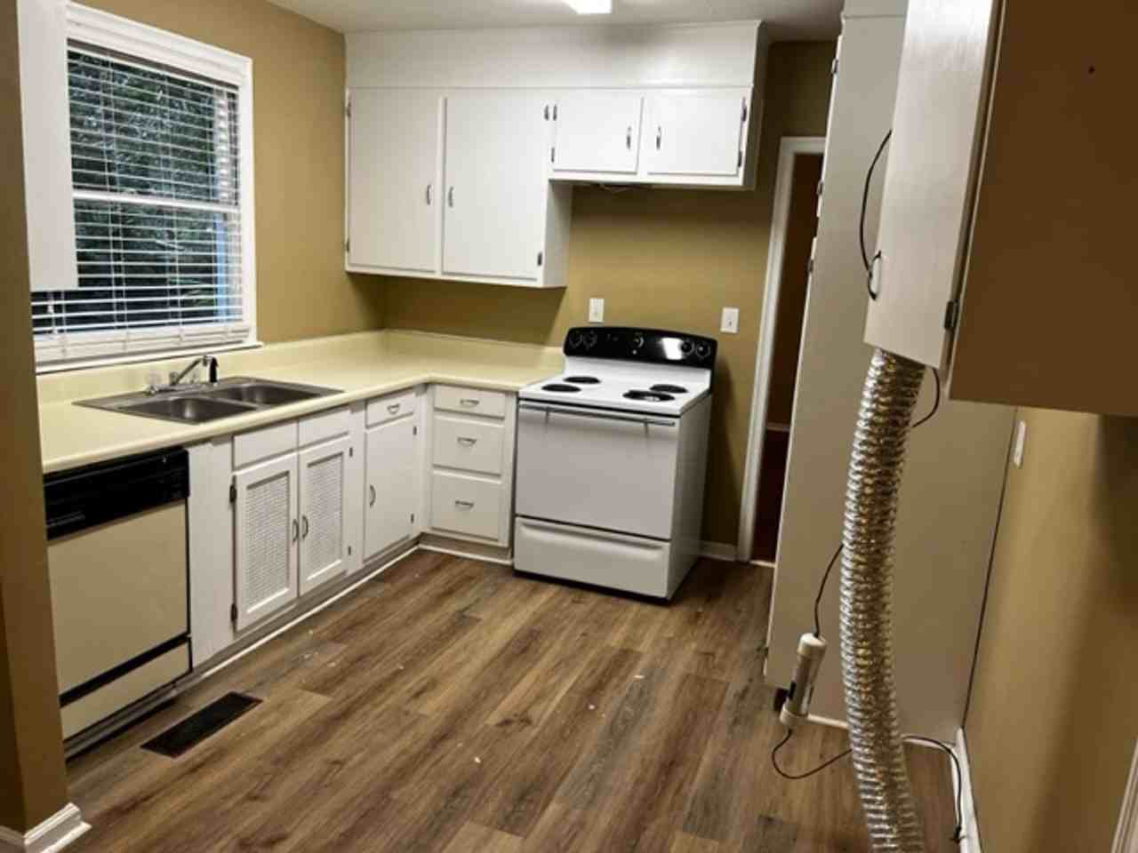 711 W Alden Ave - Photo 4 of 10