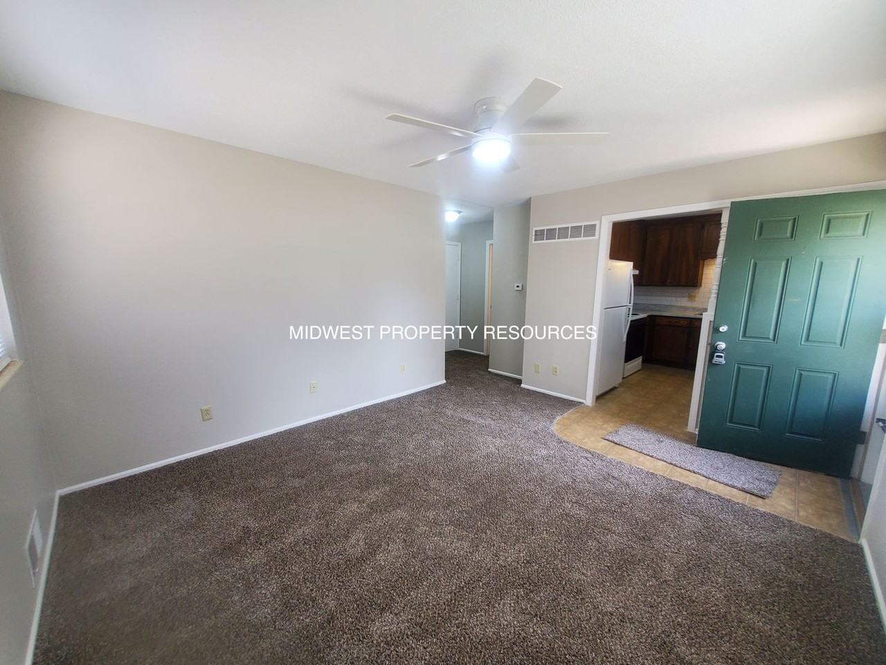 1401 Se Hillside Dr Apt A - Photo 2 of 11