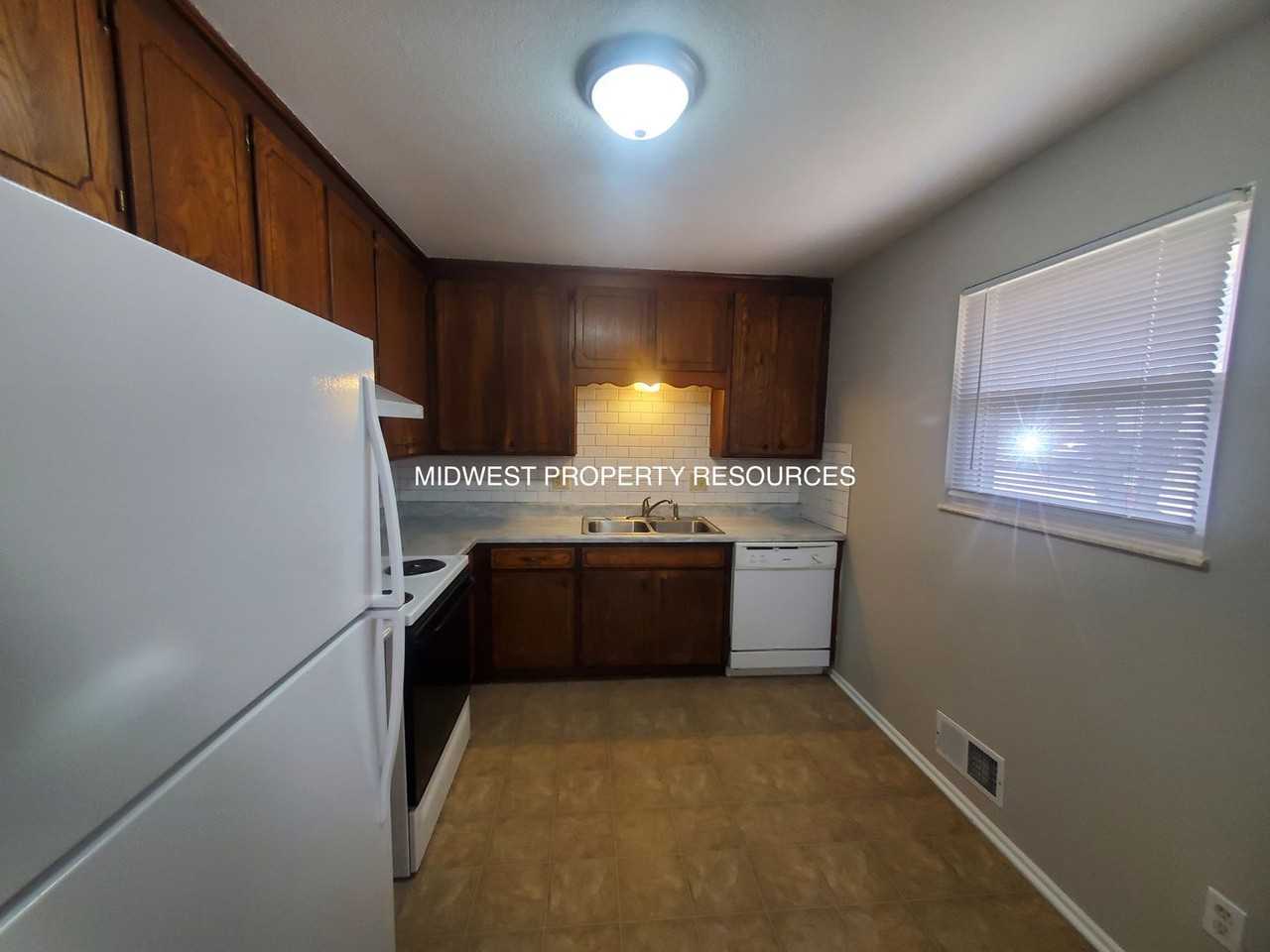 1401 Se Hillside Dr Apt A - Photo 5 of 11