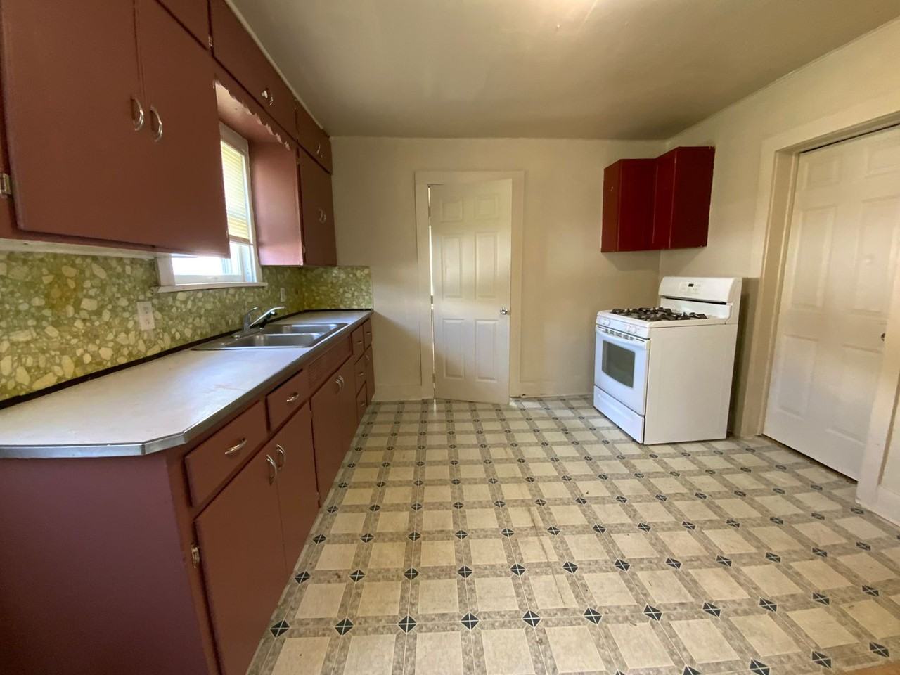 532 W 6th St - Photo 3 of 13