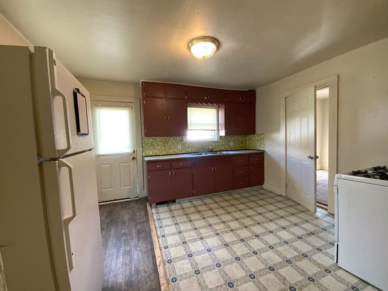 532 W 6th St - Photo 4 of 13