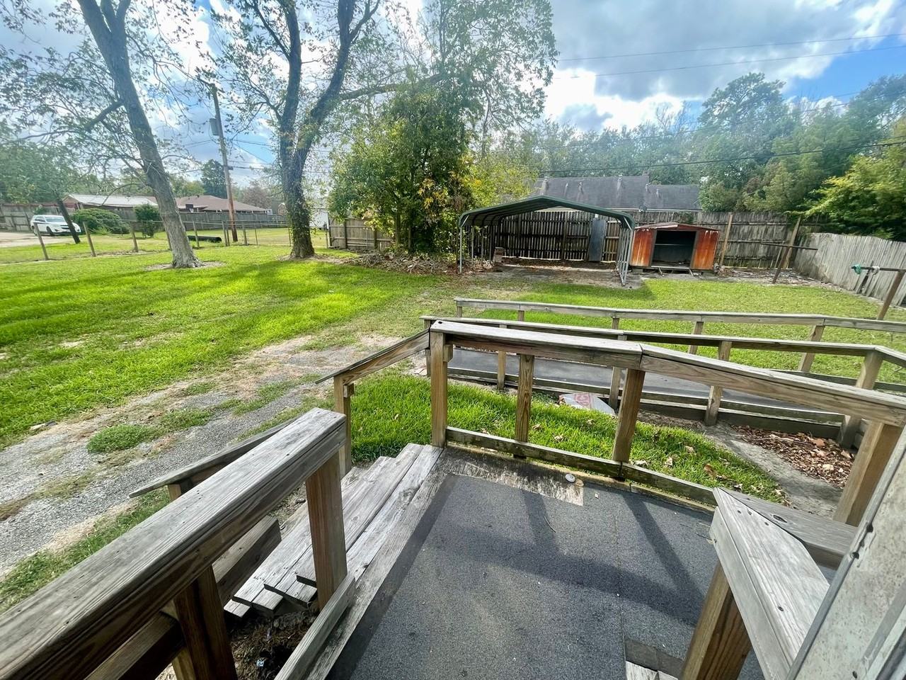 565 Campus St - Photo 2 of 11