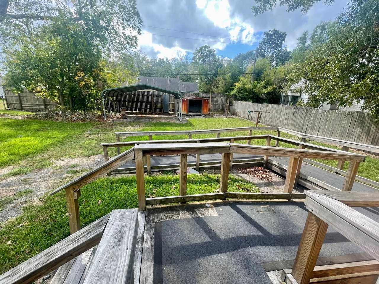 565 Campus St - Photo 3 of 11