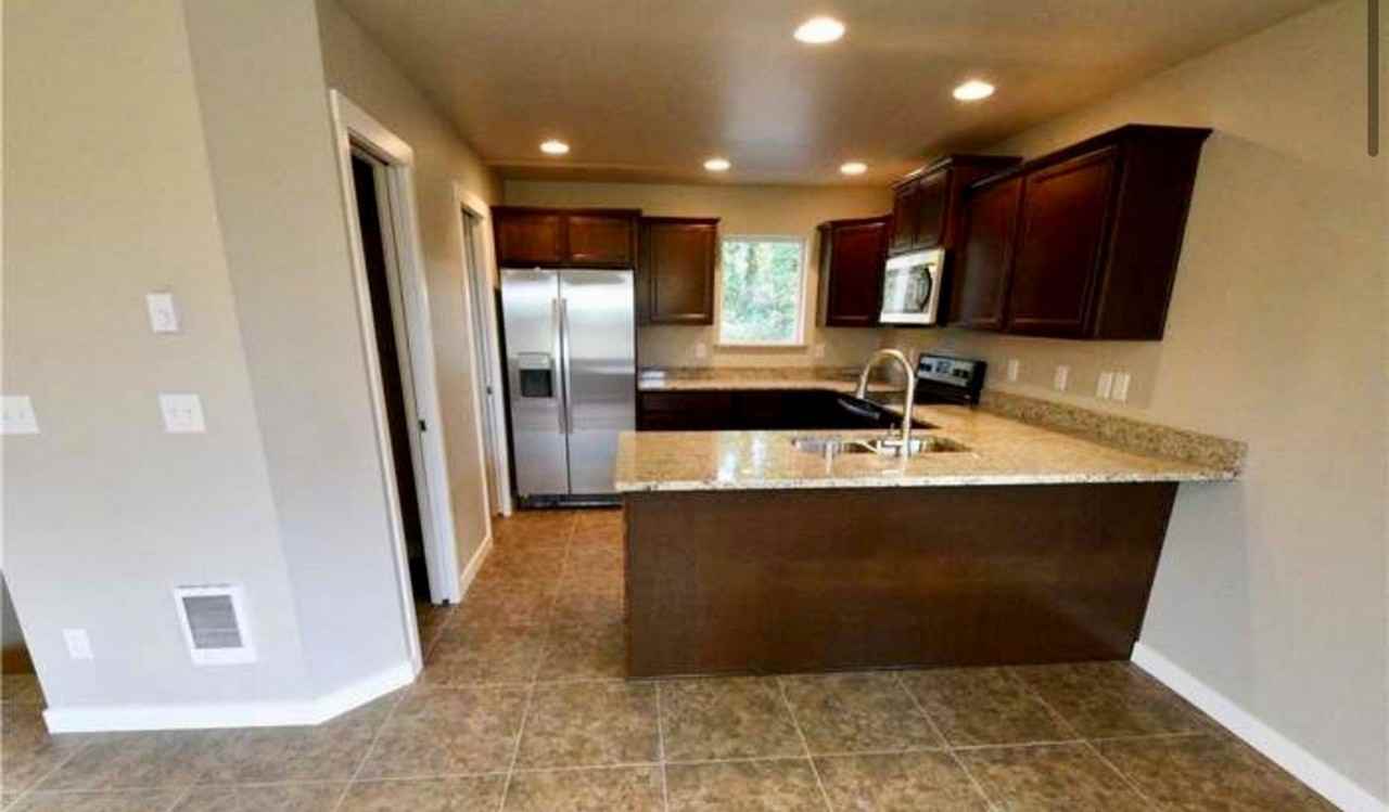 1103 32nd St - Photo 3 of 15