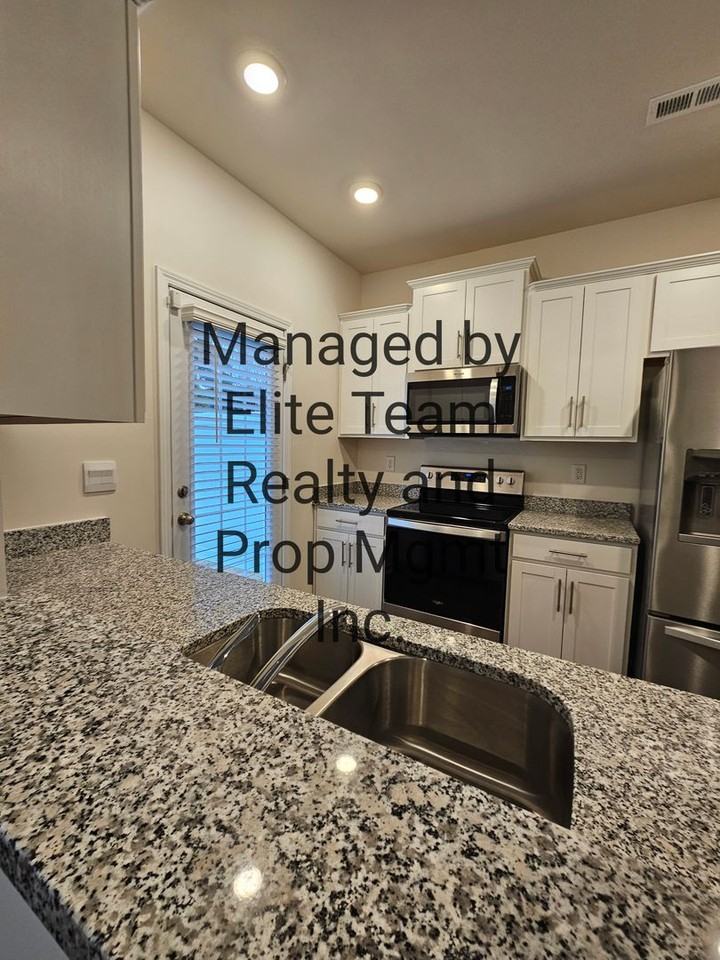 8017 Murray Branch Dr - Photo 2 of 26