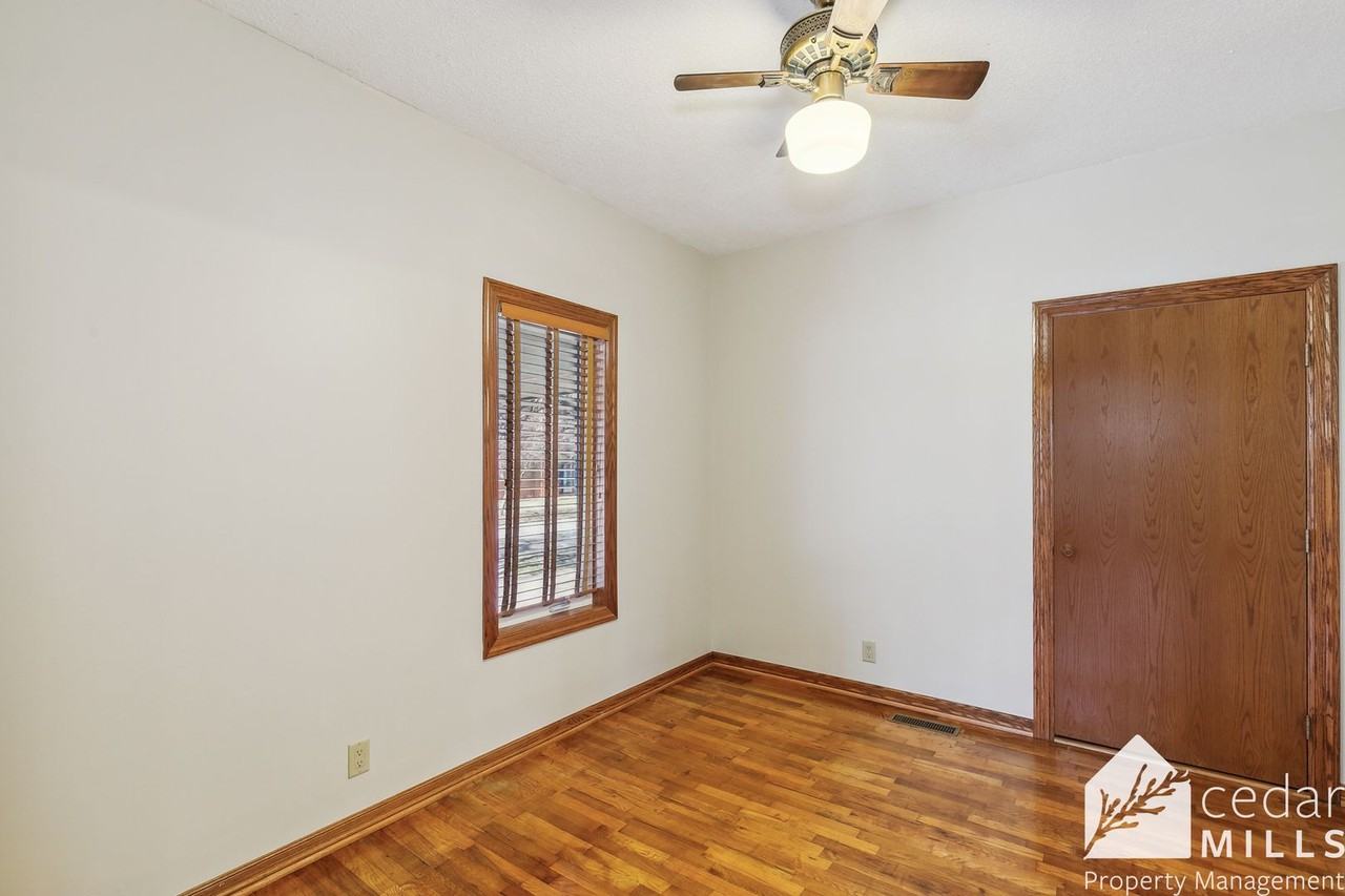2402 N Market St - Photo 3 of 15