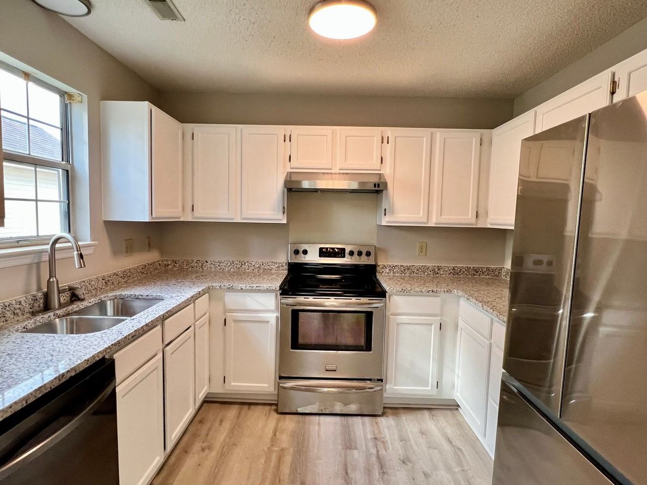 414 Courtland Dr - Photo 2 of 19