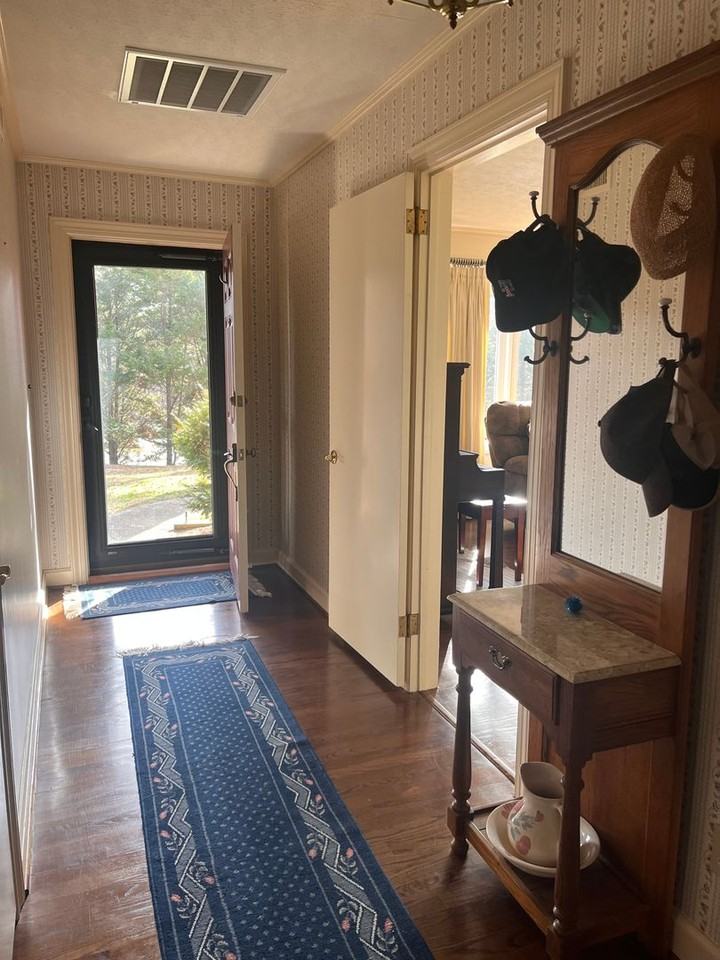 2122 Laurel Ln - Photo 3 of 27