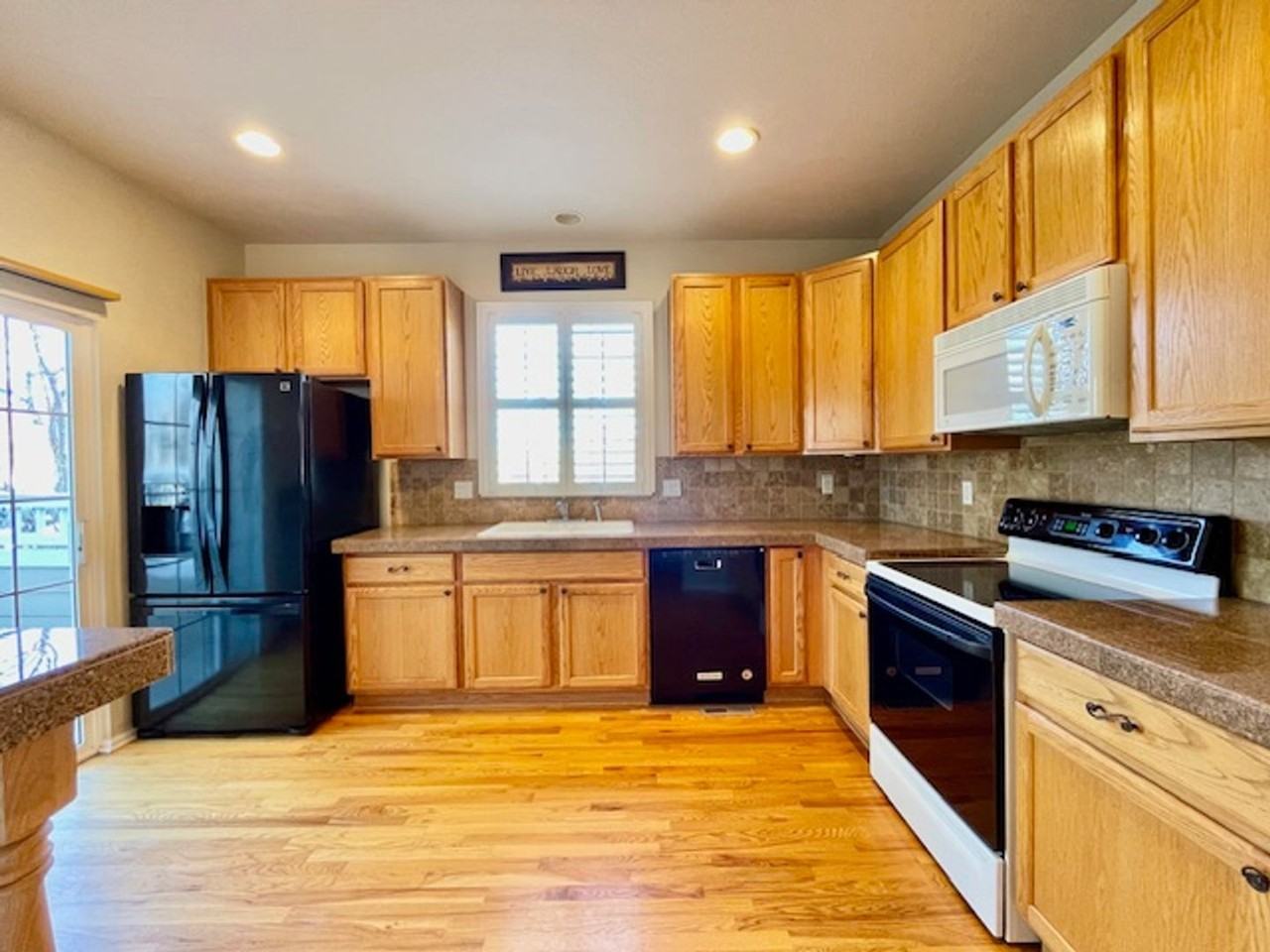 6356 Secrest St - Photo 4 of 40