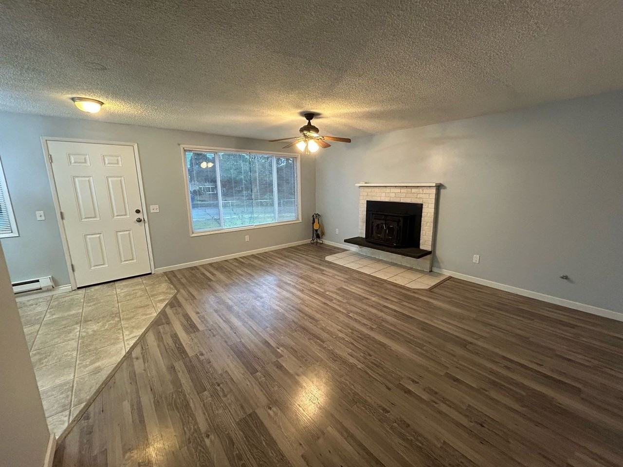 8912 45th Dr Ne - Photo 2 of 10