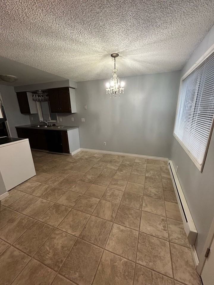 8912 45th Dr Ne - Photo 3 of 10