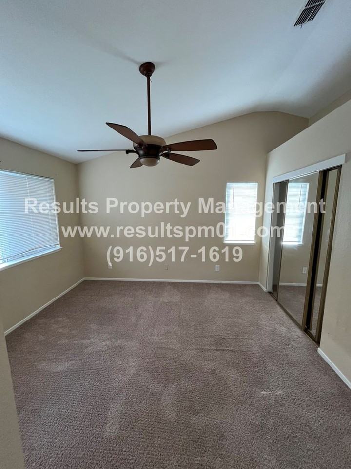 4450 Courtyard Way - Photo 6 of 8