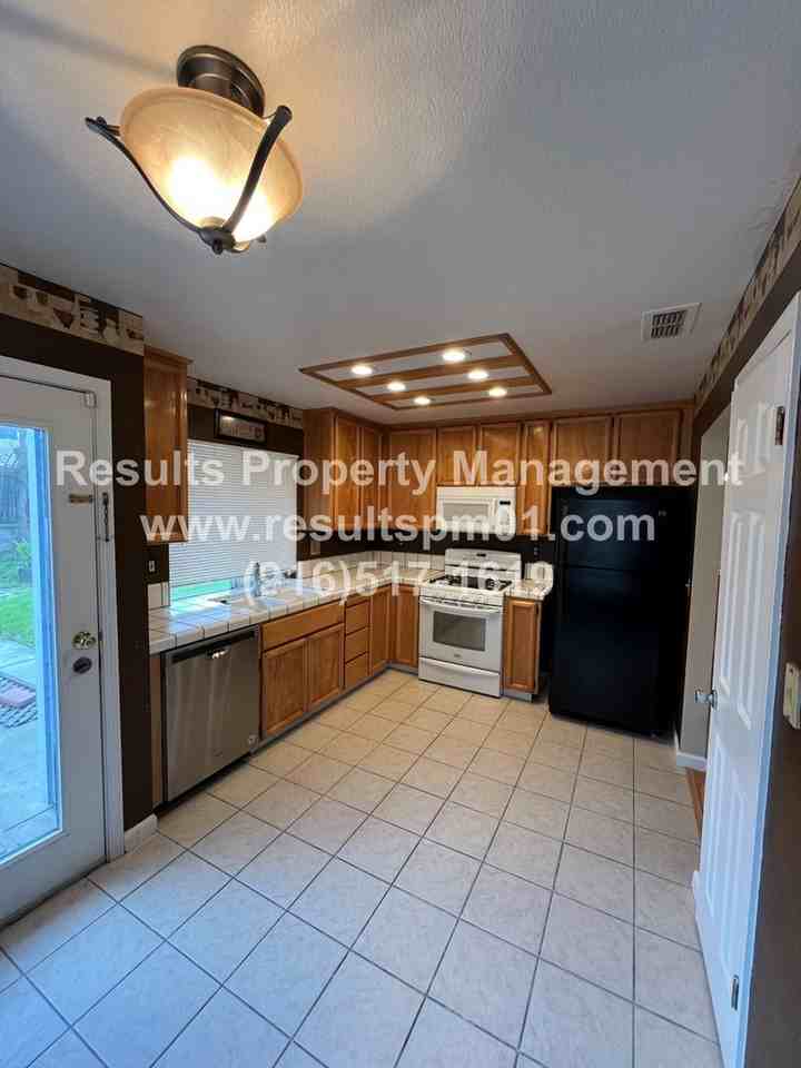 4450 Courtyard Way - Photo 7 of 8