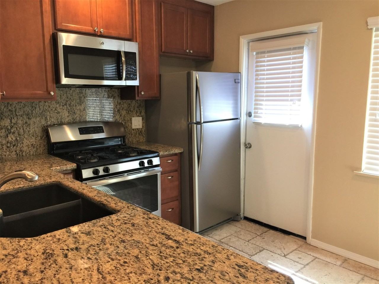 129 Daisy Ave - Photo 3 of 26