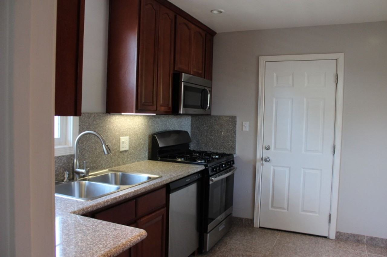 709 N Claremont St - Photo 4 of 16