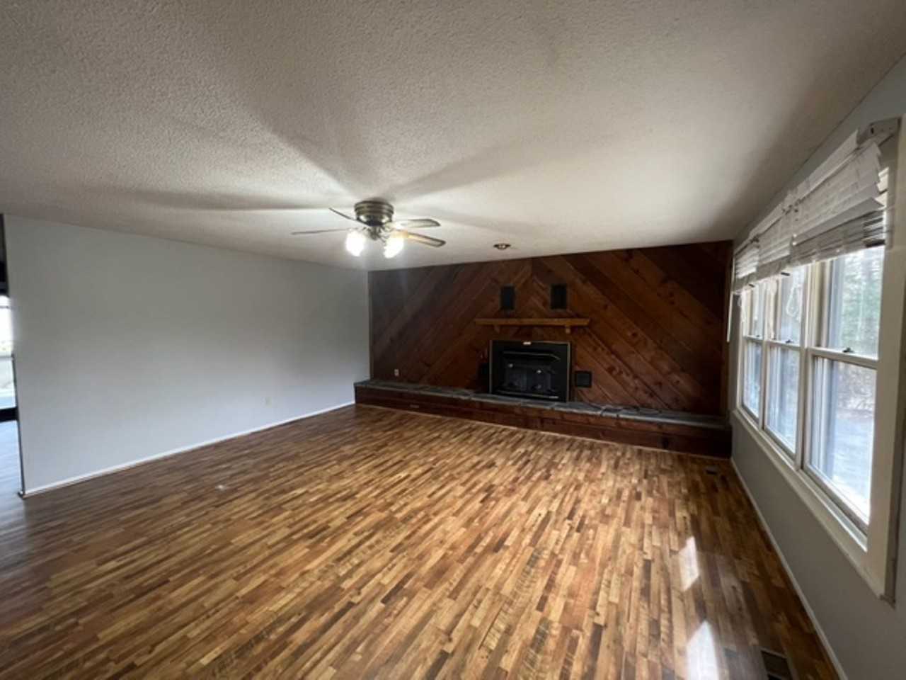 321 Murphy Cir - Photo 2 of 14