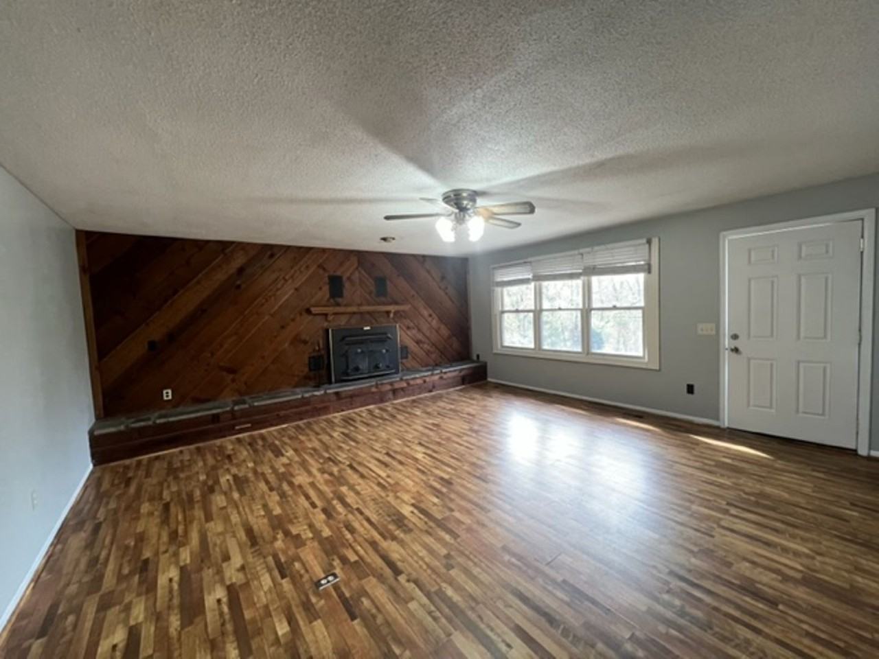 321 Murphy Cir - Photo 3 of 14