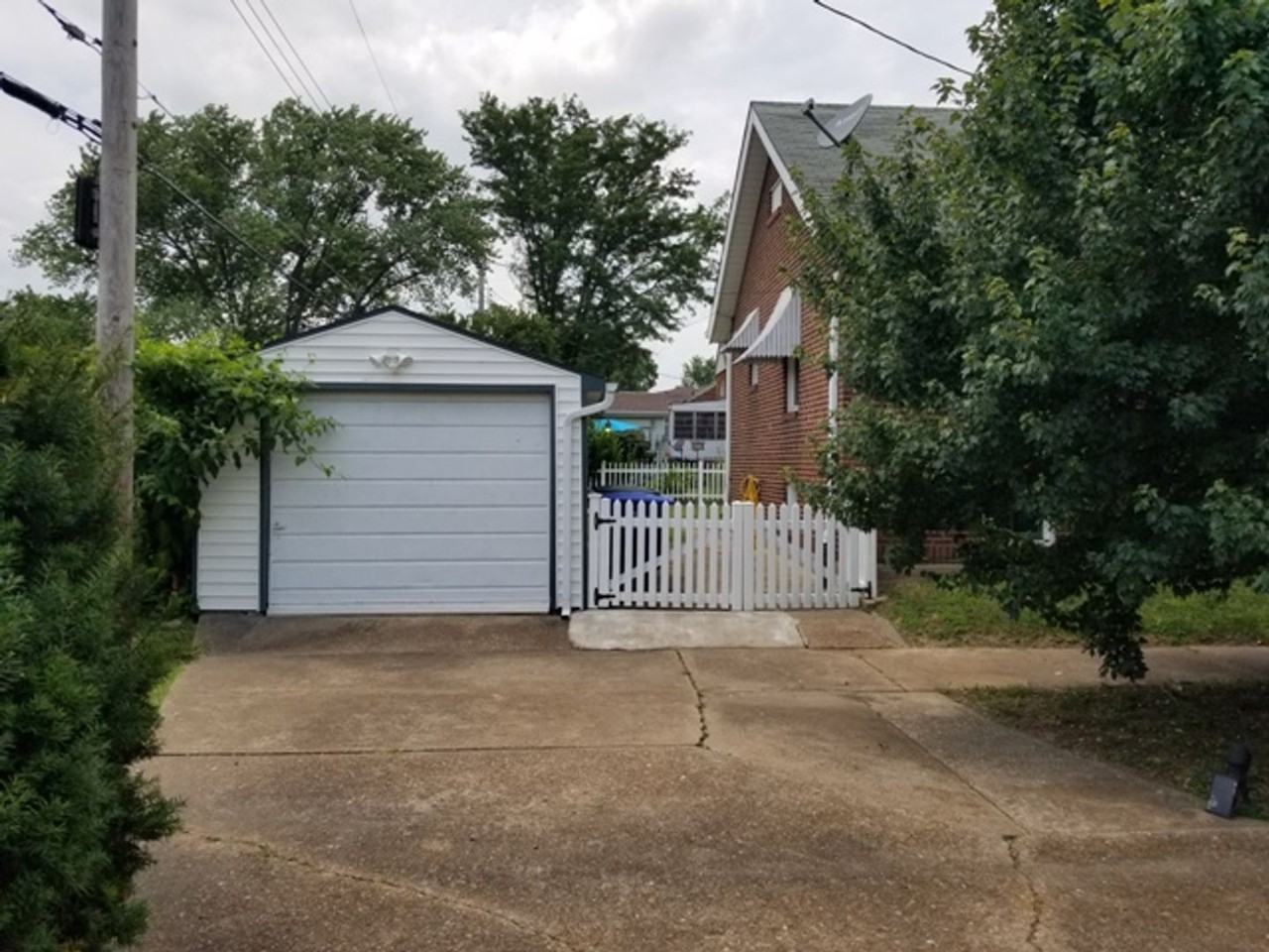 5200 Sunshine Dr - Photo 3 of 11