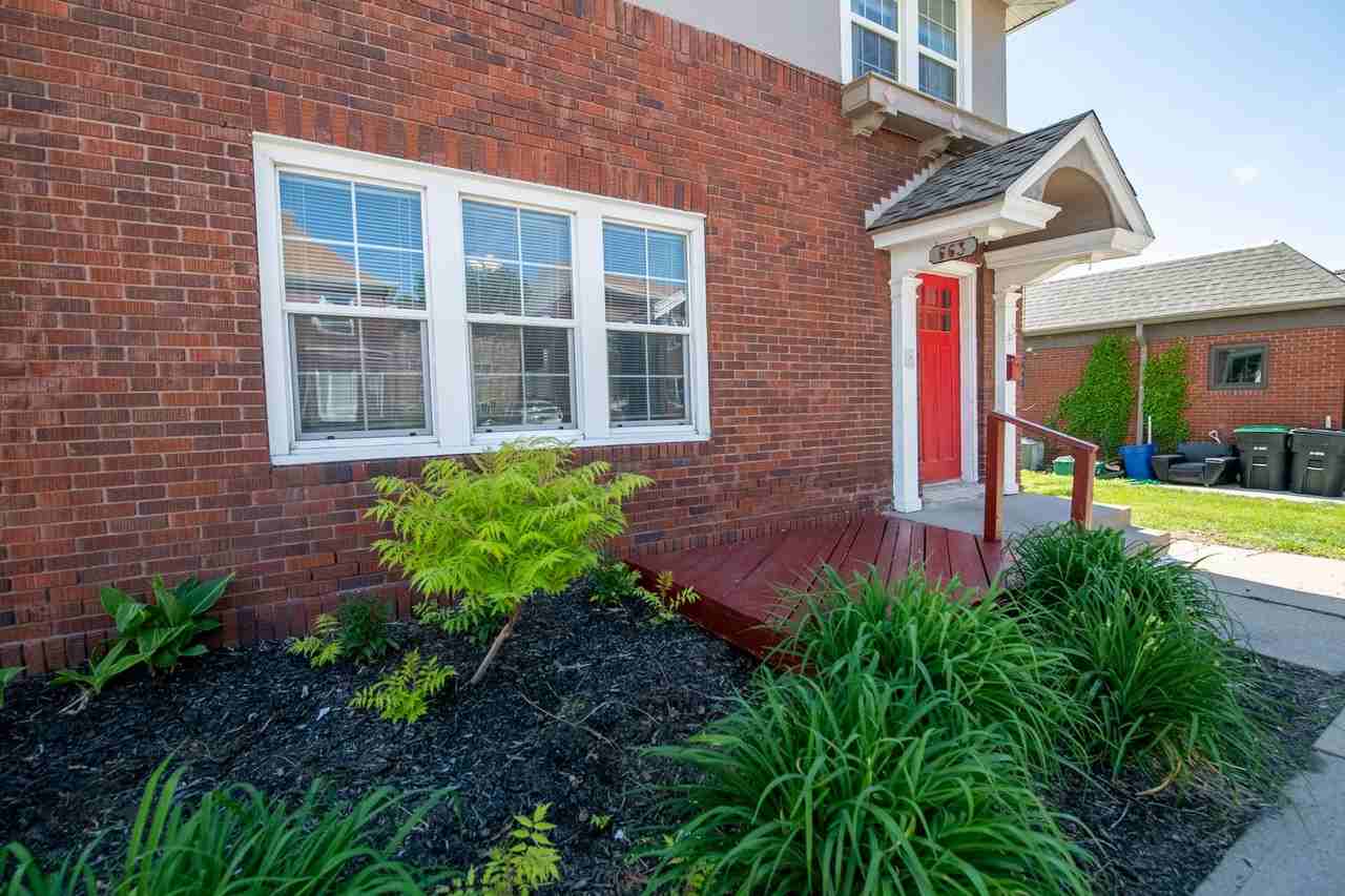 563 S 35th St - Photo 3 of 39