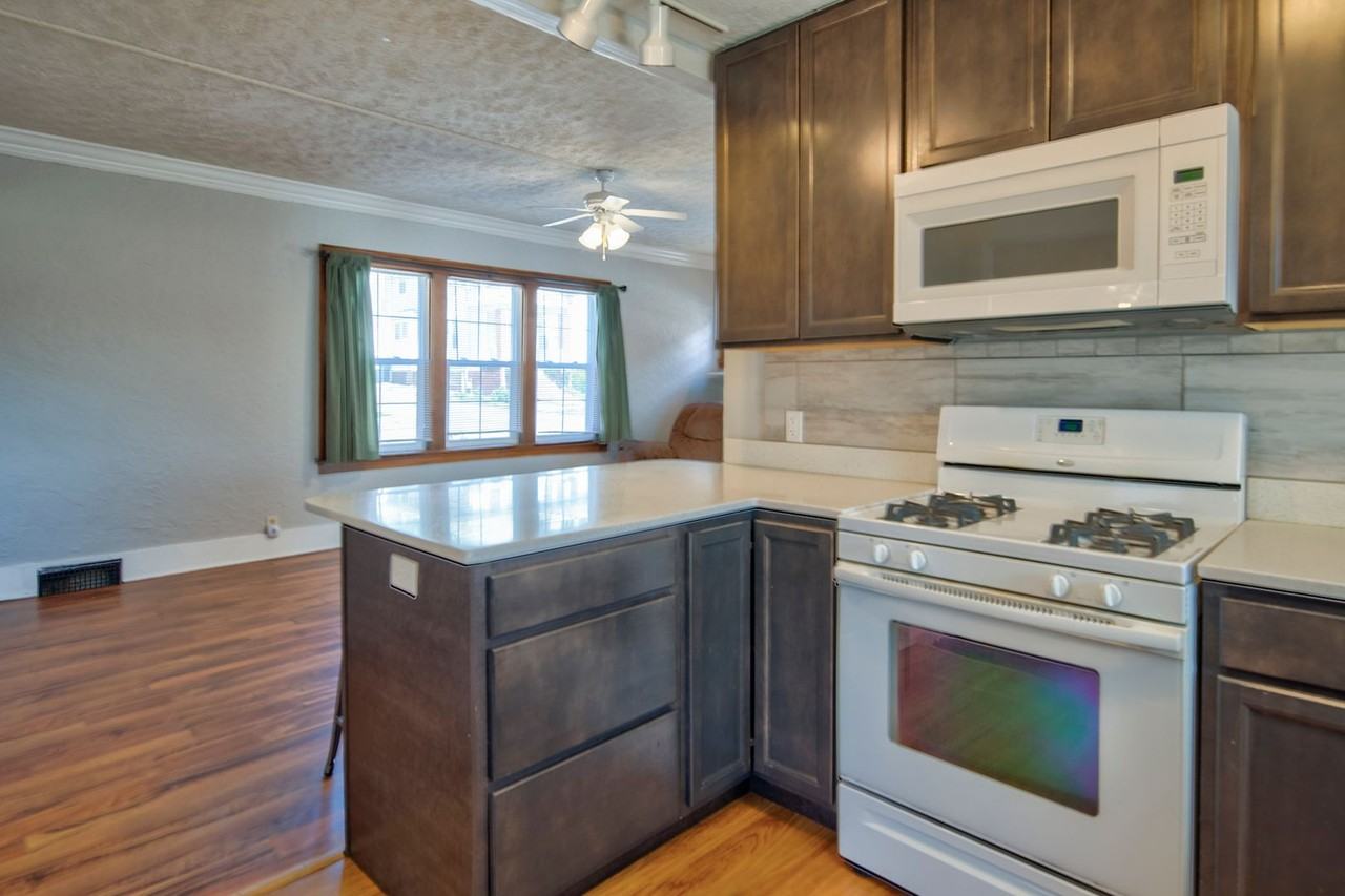 563 S 35th St - Photo 4 of 39