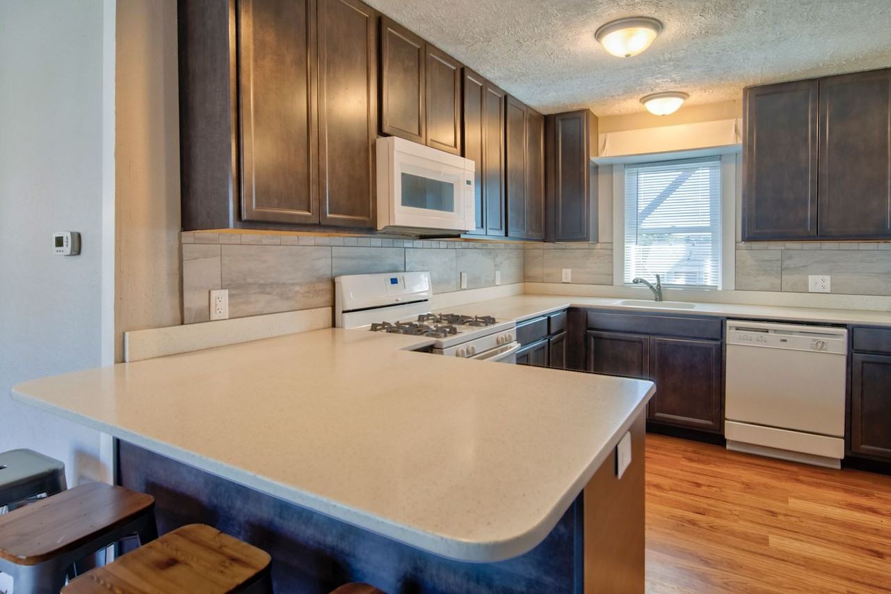 563 S 35th St - Photo 5 of 39