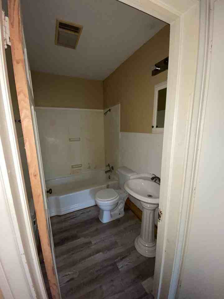 412 E State St - Photo 2 of 14